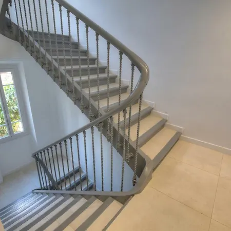 2p Avec Grande Terrasse, Situation Idéale / Vieille Appartement *