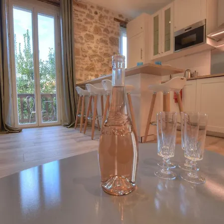 2p Avec Grande Terrasse, Situation Idéale / Vieille Appartement Antibes