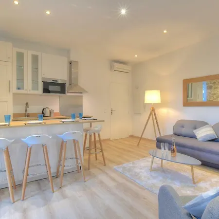2p Avec Grande Terrasse, Situation Idéale / Vieille Appartement Antibes
